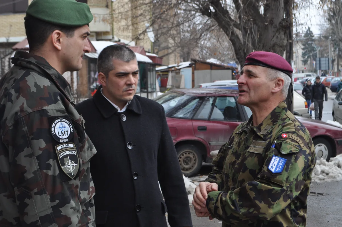 Oberst Adolf Conrad mit dem Bürgermeister von Zvecan, Dragisa Milovic, im Norden des Kosovo.